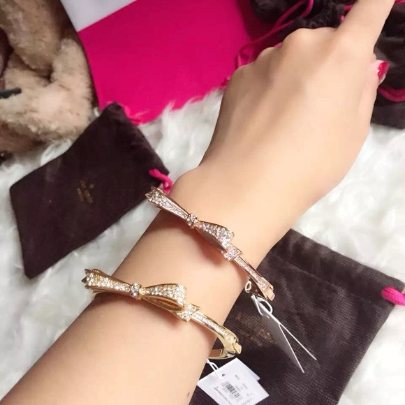 NWT —— Kate Spade Love Notes Crystal Hinged Bangle Gold - Picture 5 of 6